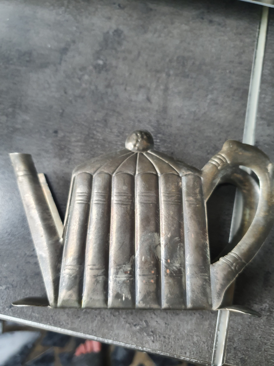 Vintage verzilverde servethouder in de vorm van een theepot....