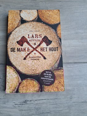 De man en het hout van Lats Mytting Dit is de bijbel van de houtstooker