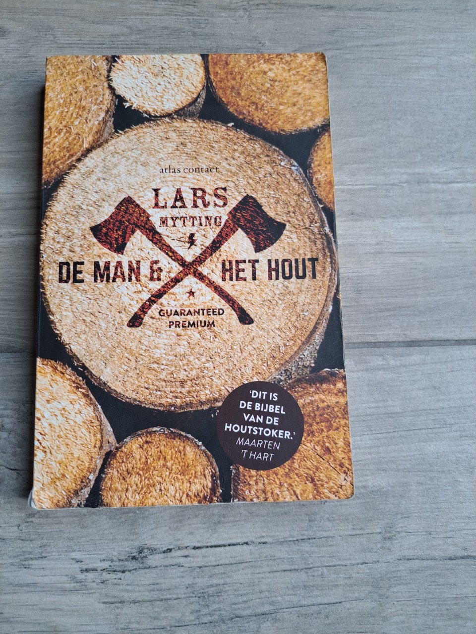 De man en het hout van Lats Mytting Dit is de bijbel van de houtstooker