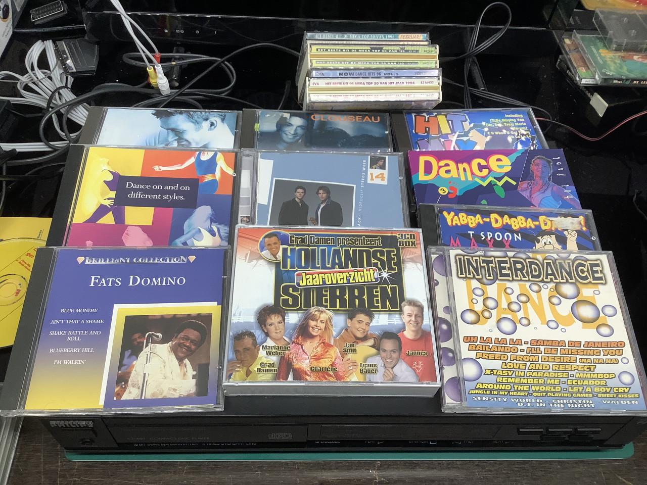 Philips cd speler type CD480/00R + stapel muziek cd’s Met voeding en tulp