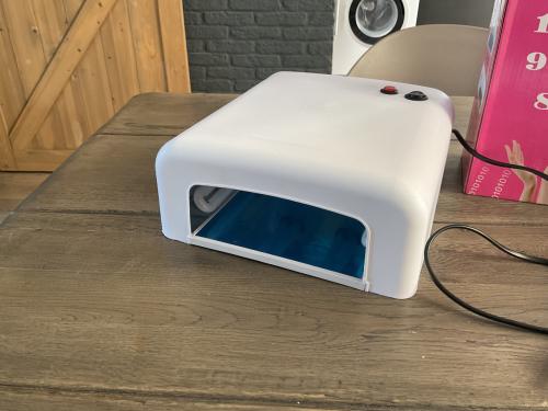 GERESERVEERDGRATIS    UV lamp