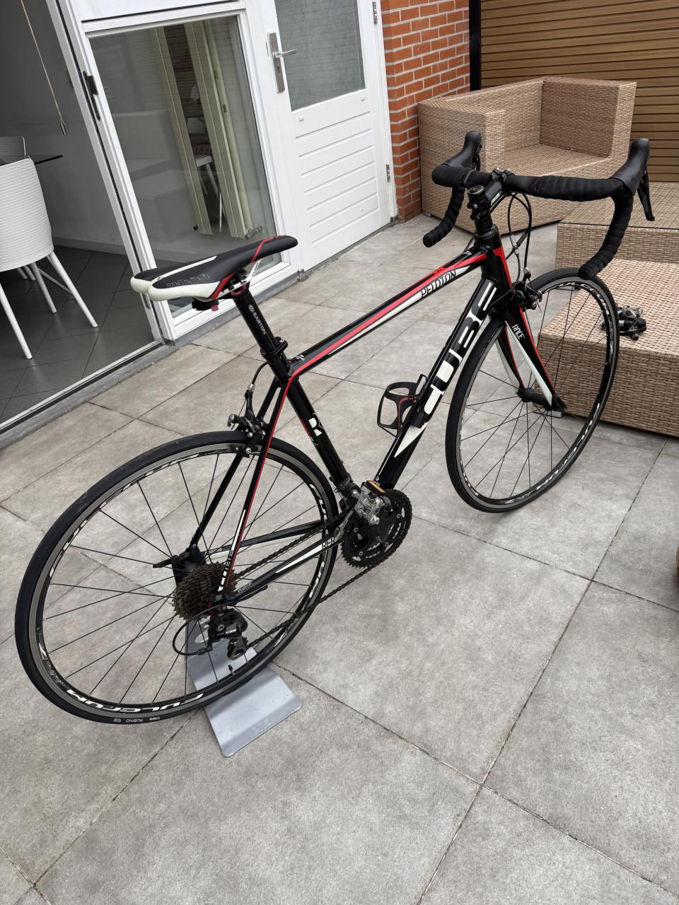 In perfecte staat race fiets Cube Peloton