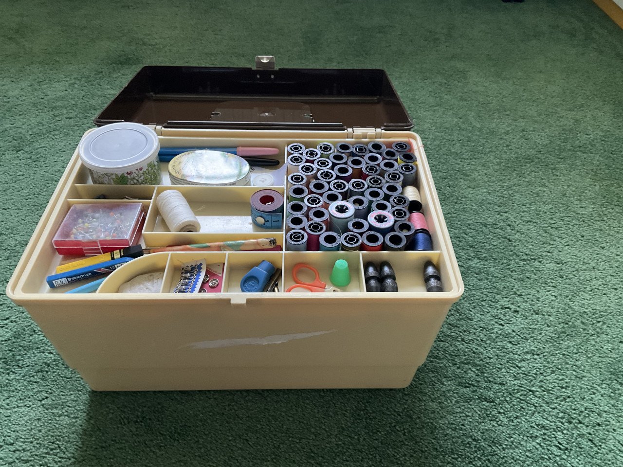 Naaibox met toebehoren