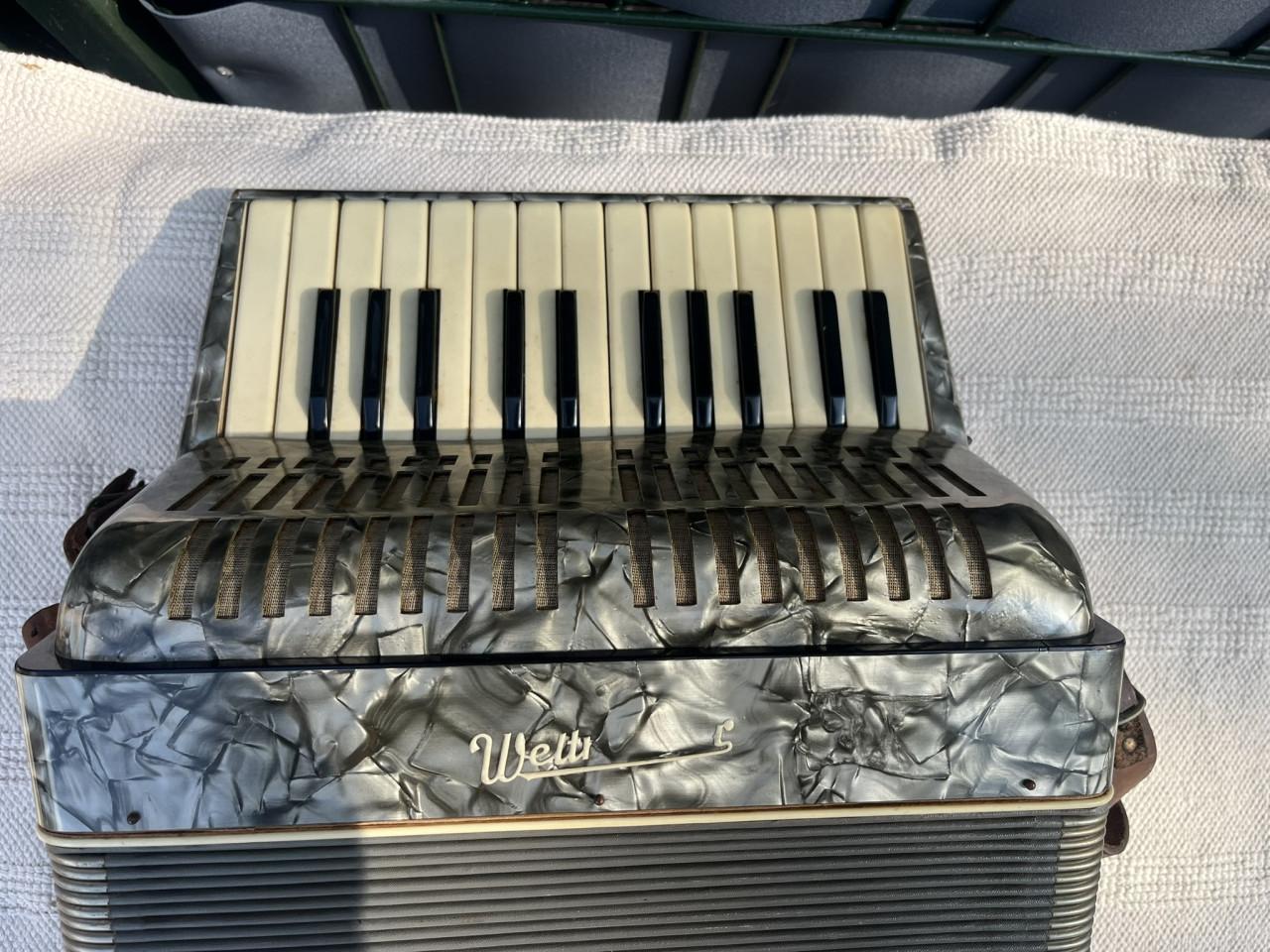 Accordeon Weltmeister VEB Klingenthaler met koffer