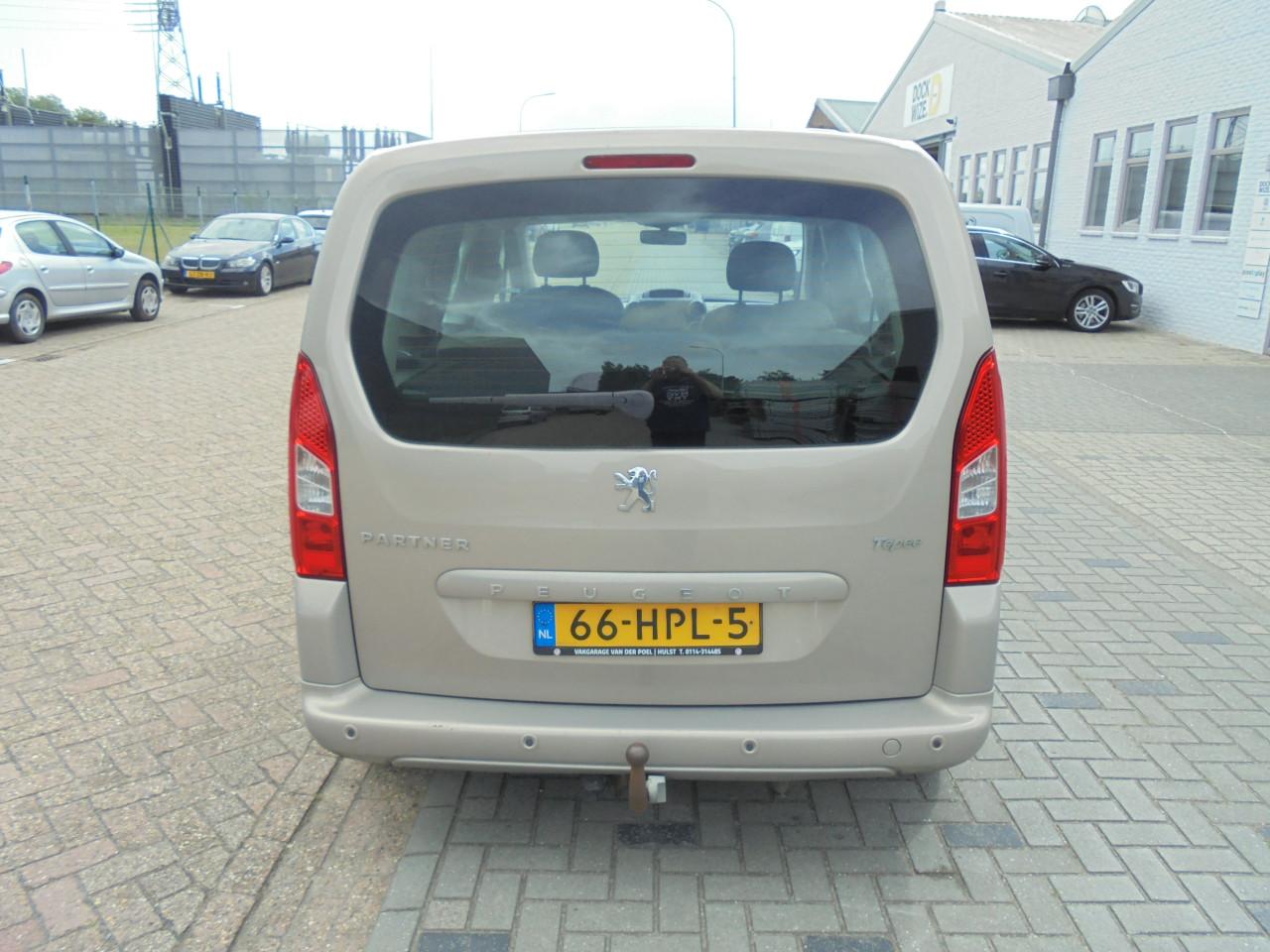Partner in de Personen benzine uitvoering van tweede eigenaar nette auto