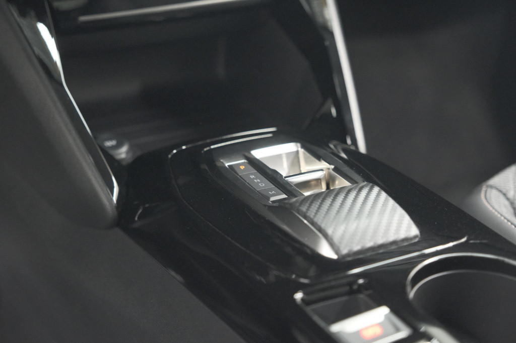 Peugeot 208 hybrid 100 e-dcs6 allure | camera | apple carplay | keyless ent