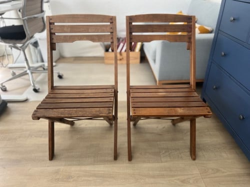 2 houten klapstoelen