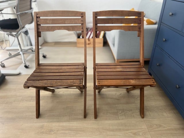 2 houten klapstoelen