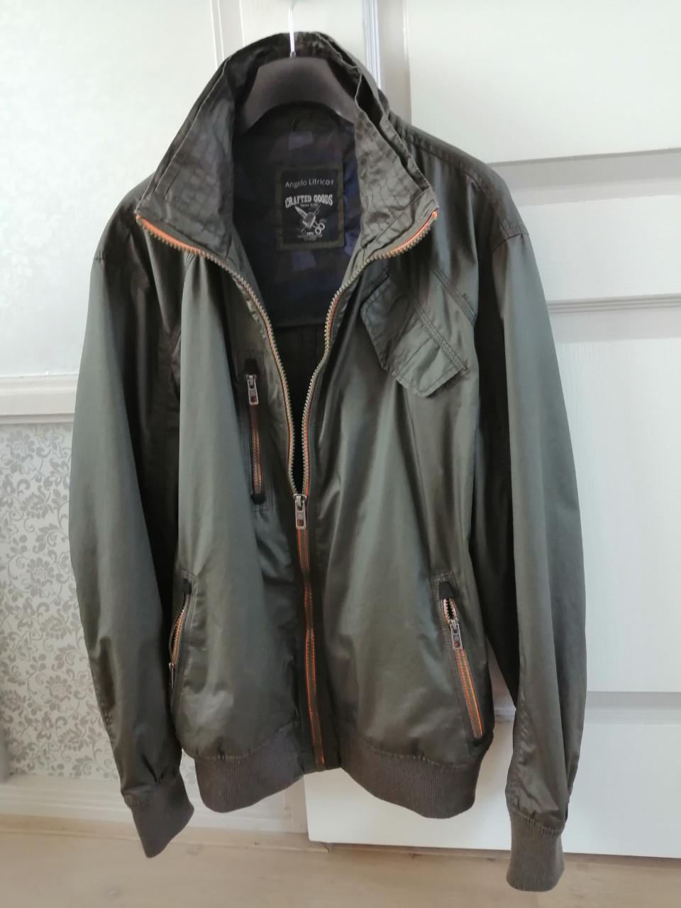 ZGAN:   MOOI EN NET SPORTIEF  HERFST JACK.  DONKER GROEN.  L /XL