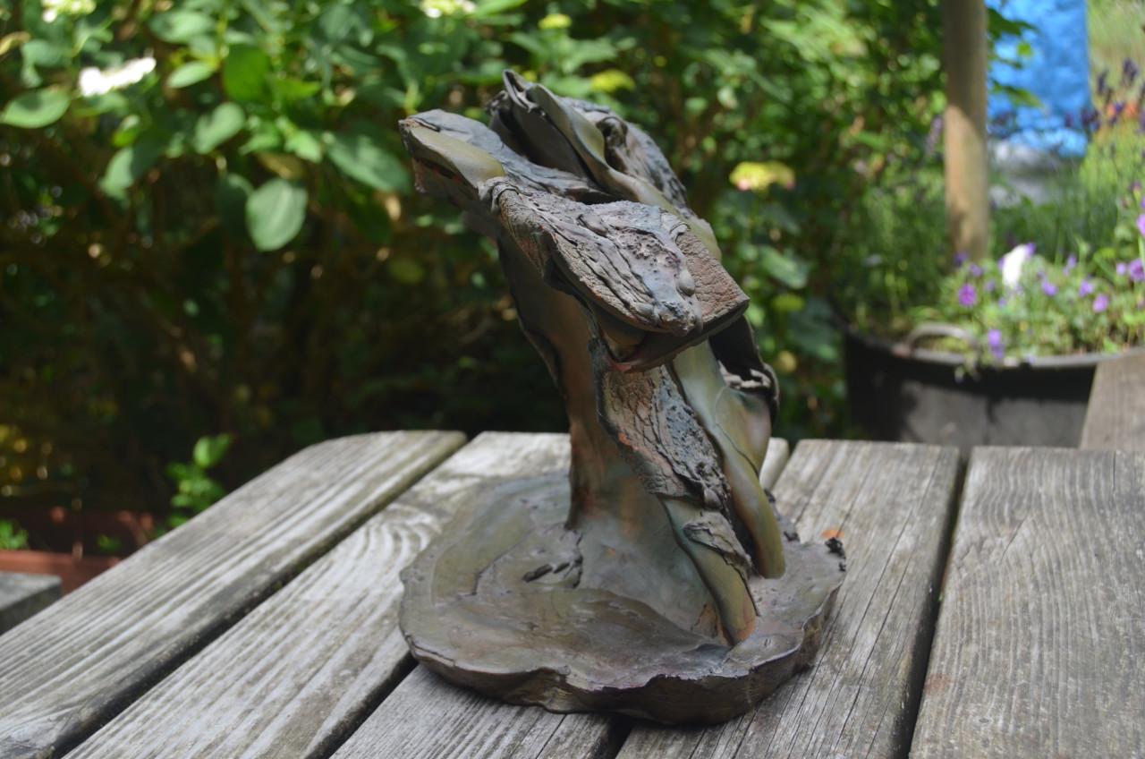 Terracotta en loden beeldengroep van 2 bustes, gesigneerd.