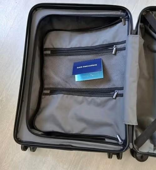 Witte koffer met wieltjes nieuw. Reiskoffer