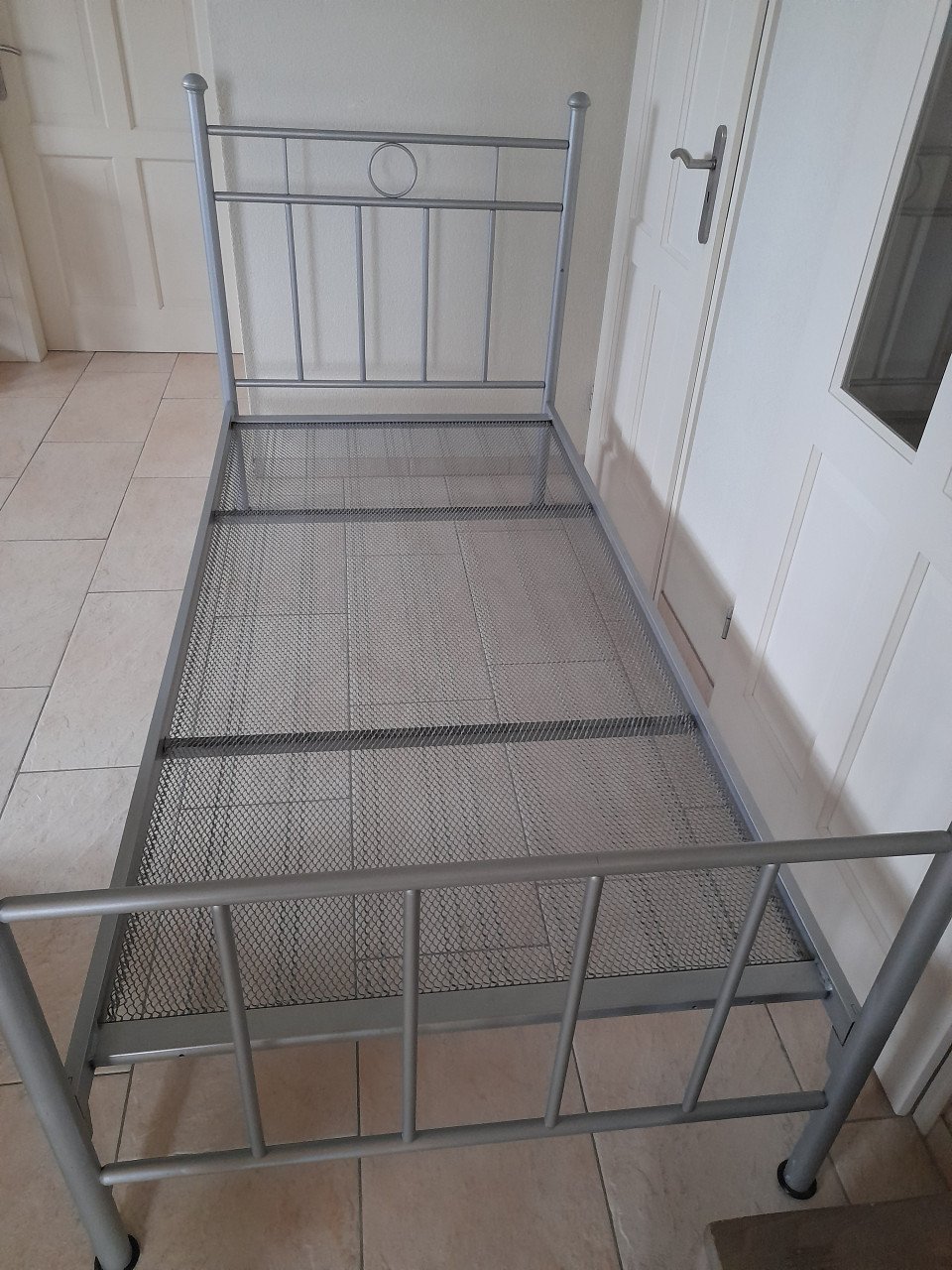 Metalen 1 persoons bed (in goede staat 90 x 200