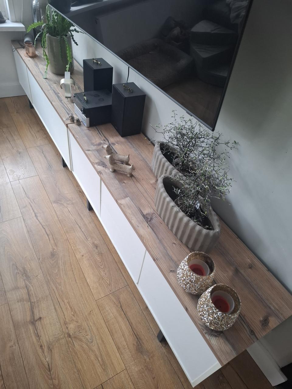 2 lowboard tv meubels. Ieder 1.40 cm