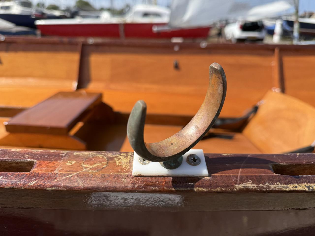 Tweepersoons houten roeiboot