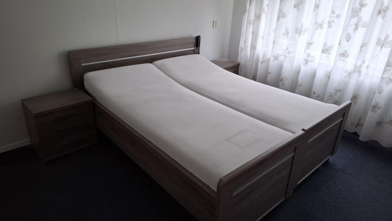2 persoonsbed bed (uitrijdbaar)