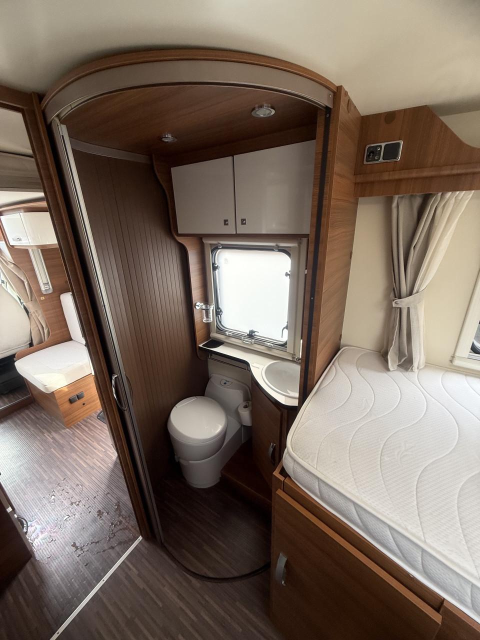 Elnagh Baron 73 ( 2x lengtebedden,heftbed,garage,zeer netjes )