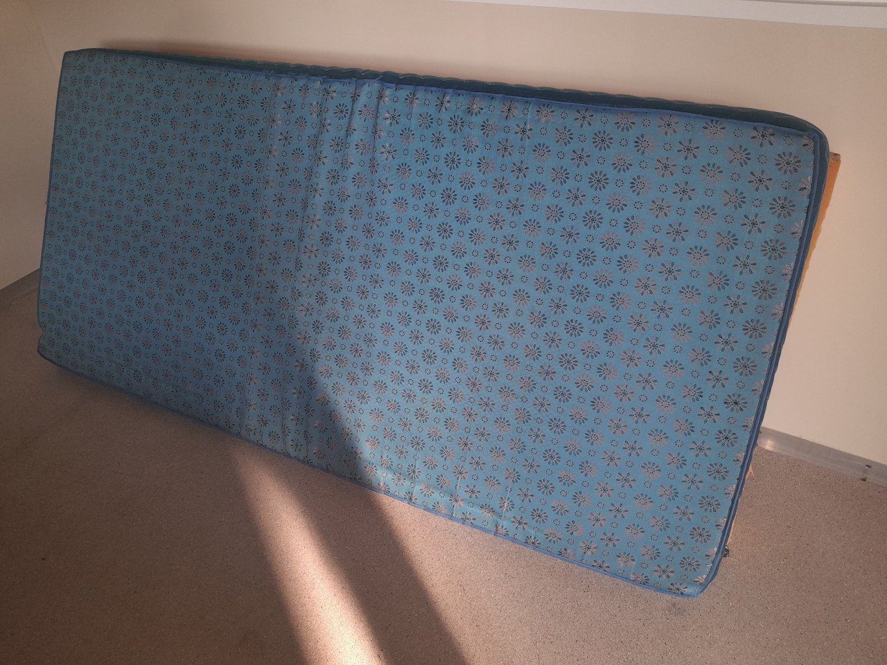 Grenenhouten bed en metalenbed metLatex matras