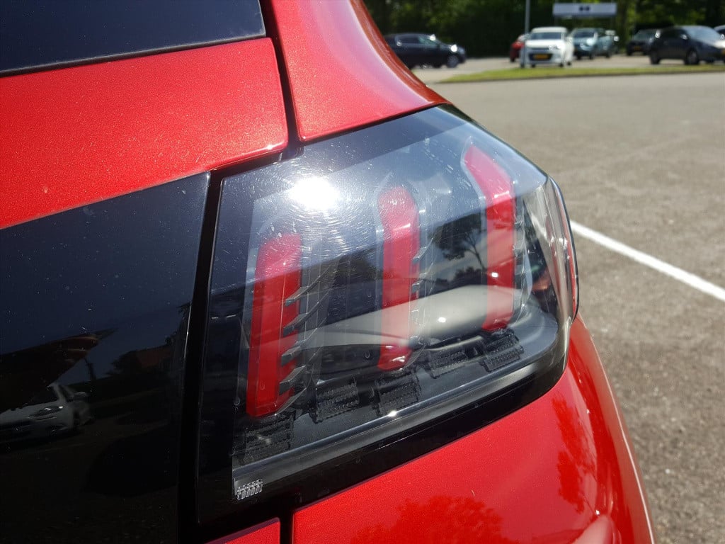 Peugeot 208 allure 1.2 puretech 100pk | 3d-navigatietomtom&bluetooth&dab+ |