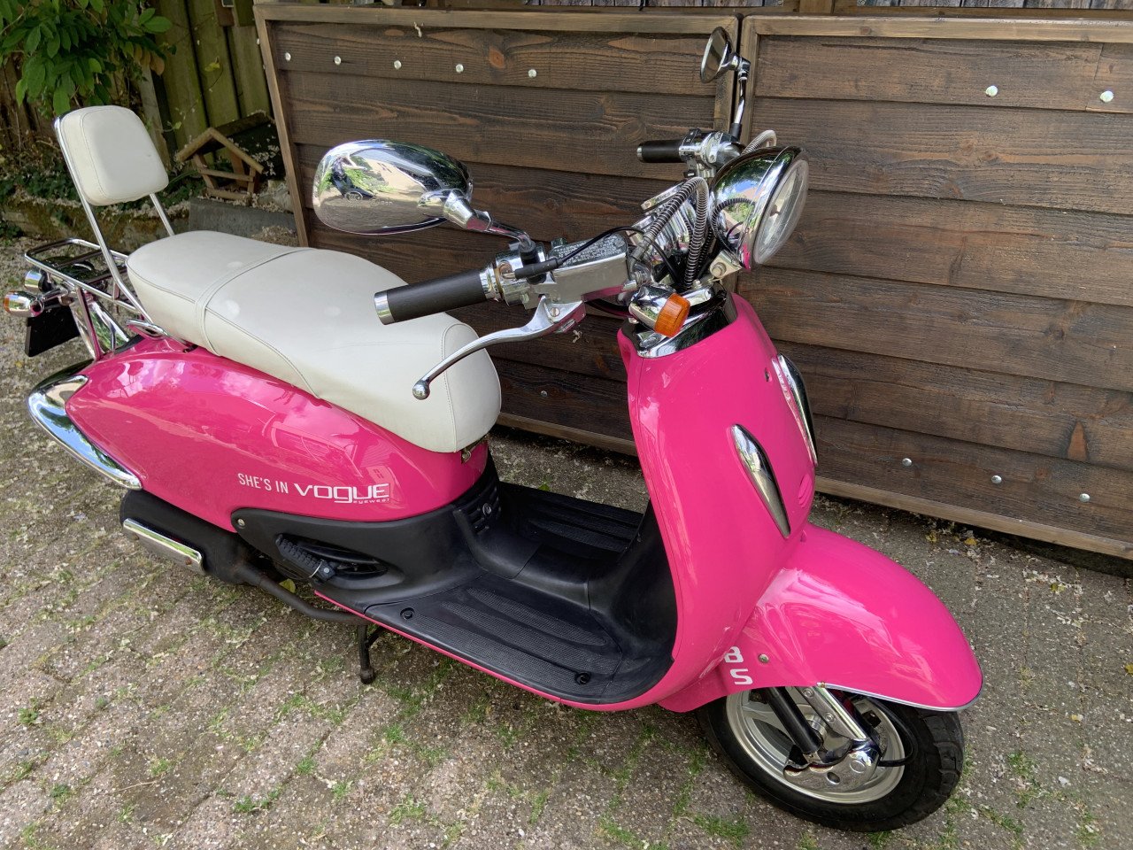 Retro Scooter Crisal Vogue (brommer) Heel mooi. + 2 Helmen