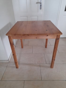Grenen tafel 75 x 75 x 73H (in goede staat )