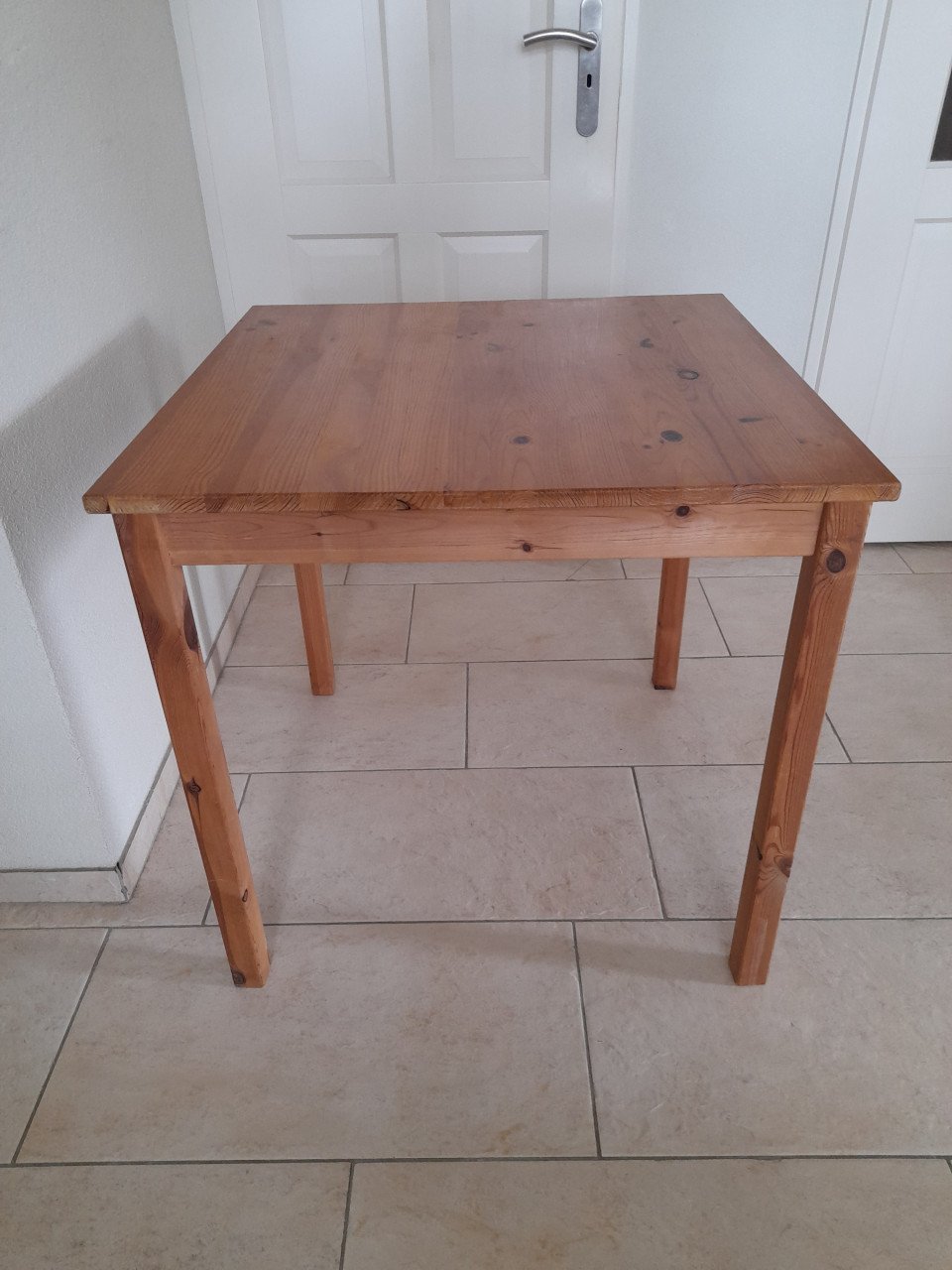 Grenen tafel 75 x 75 x 73H (in goede staat )