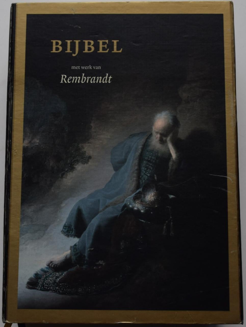 Bijbel met werk van Rembrandt.
