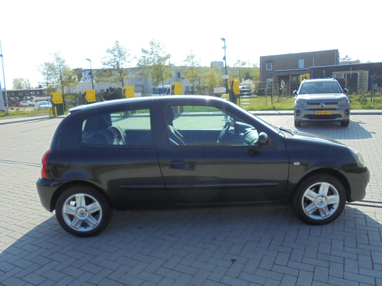 Clio 1.2-16V Zwart Metallic apk januari 2026 met N.A.P Airco ijskoud € 1495