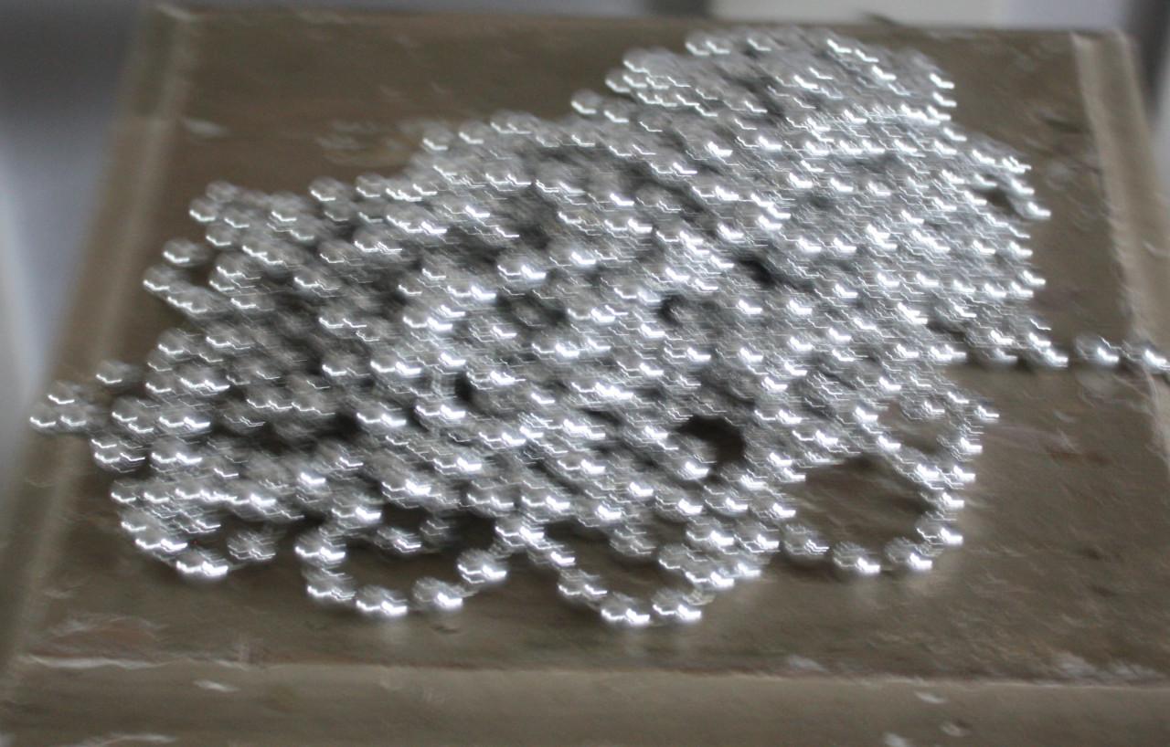 Zilverkleurige kralen slinger