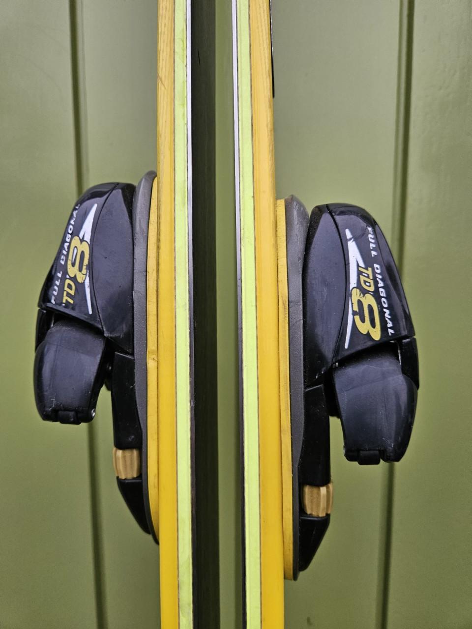 Nette Rossignol ski’s met bindingen en stokken, gewaxt en geslepen.