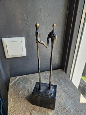 Modern bronzen beeld Corry Ammerlaan op marmeren sokkel