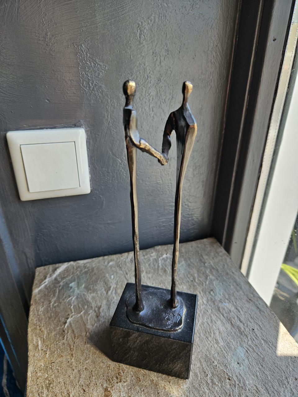 Modern bronzen beeld Corry Ammerlaan op marmeren sokkel