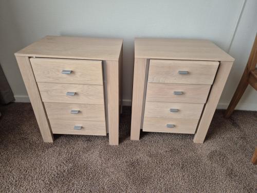 2 nachtkastjes.
