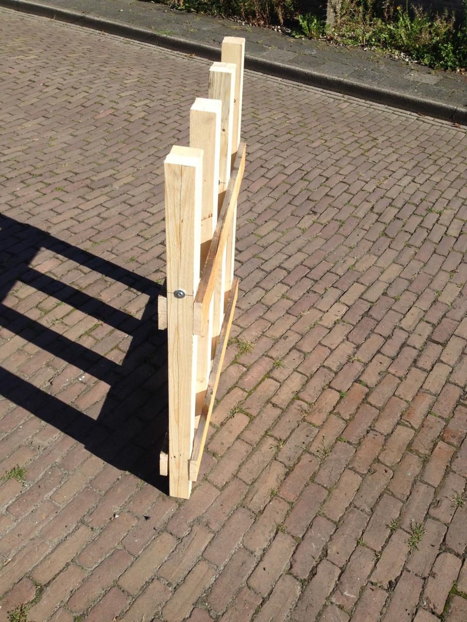Rechtop hout doorzagen met kettingzaag en robuste zaagbok
