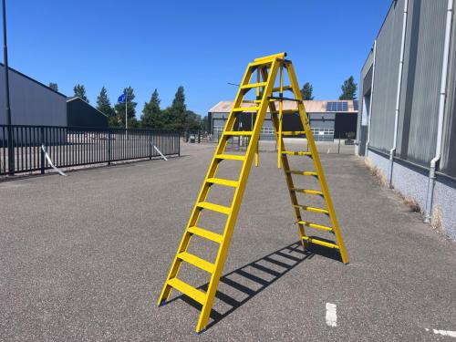 Trap 10 treden dubbel oploopbaar met steunbeugel kunststof NIEUW