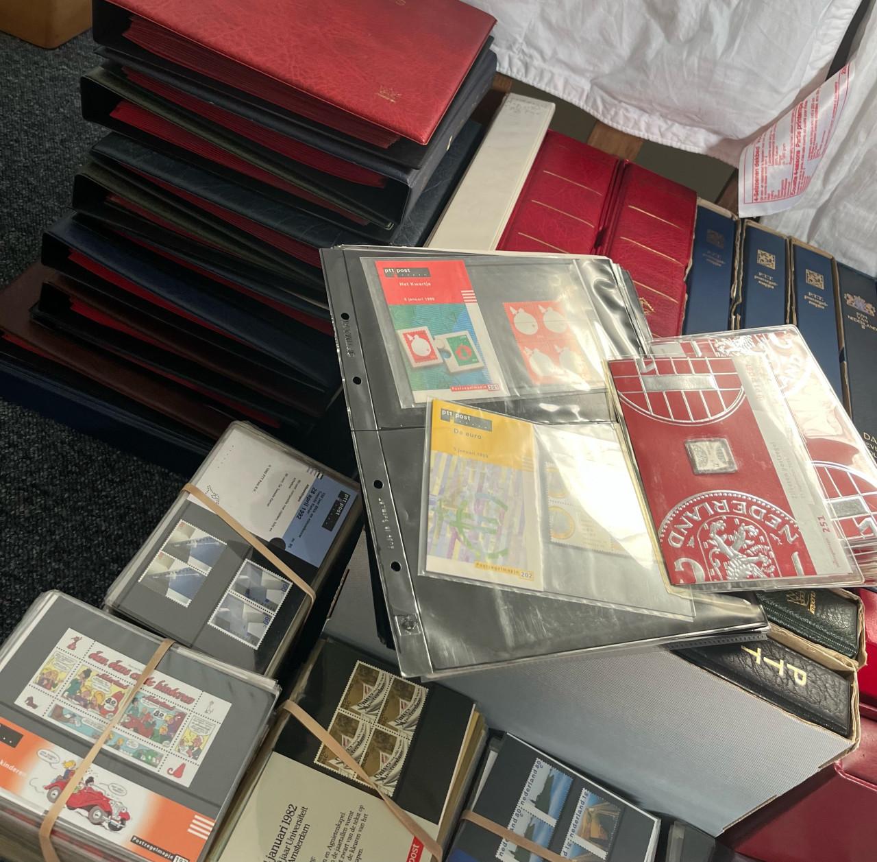 Grote partij postzegelmapjes 3400 stuks