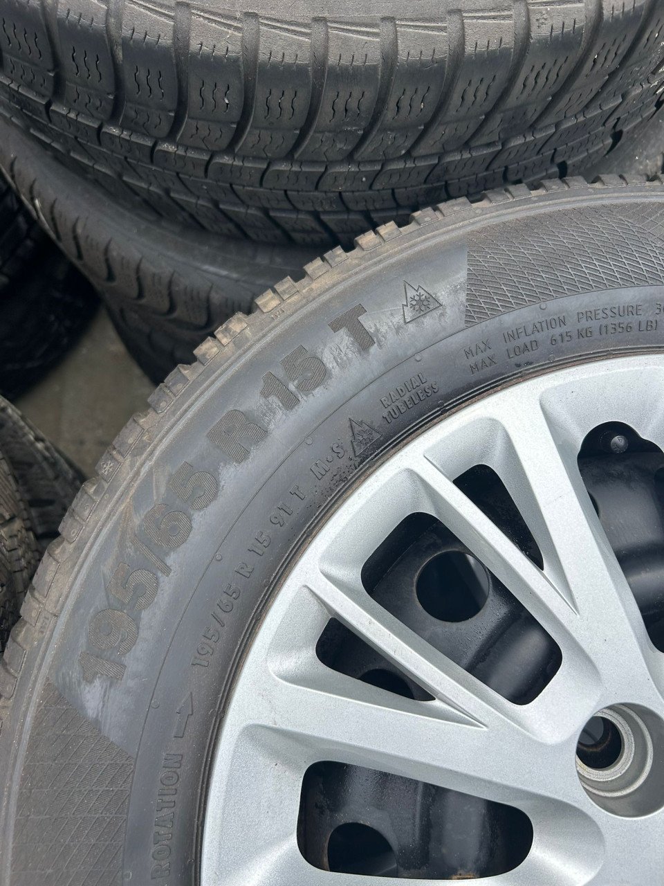 KIA STALEN VELGEN MET KIA WIELDOPPEN 15 INCH EN CONTINENTAL WIELDOPPEN
