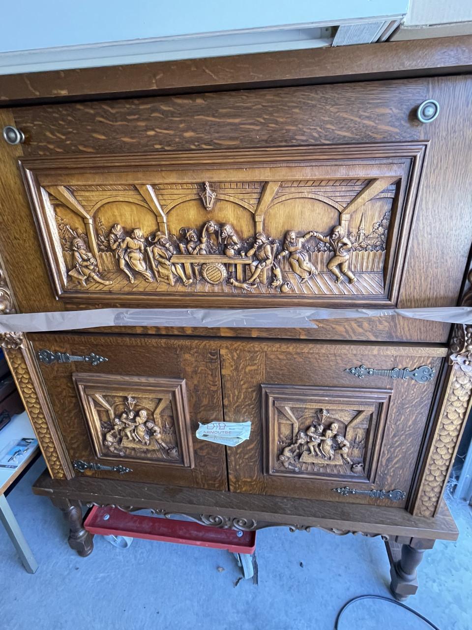 Oude kast met houtsnijwerk