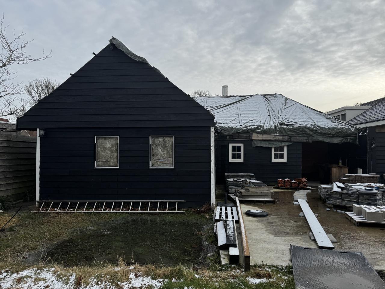 Grote Blokhut zelf afbreken en meenemen.