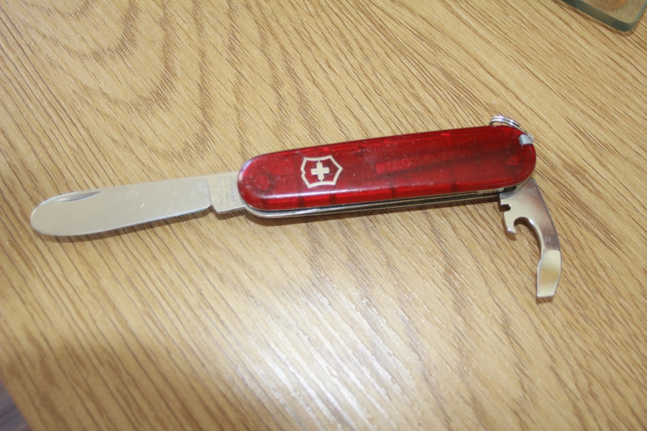 Zwitsers mes met flesopener