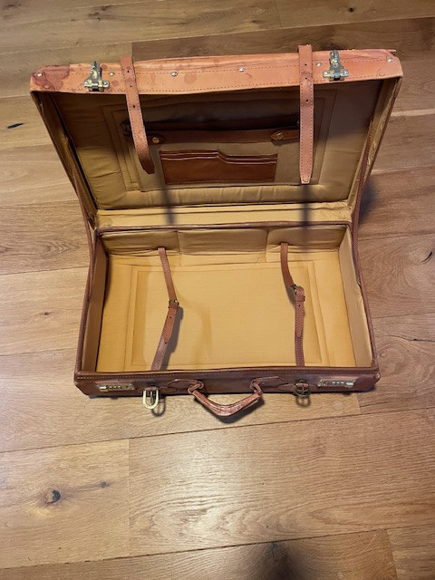 Oldtimer koffer (leder) voor achterop.