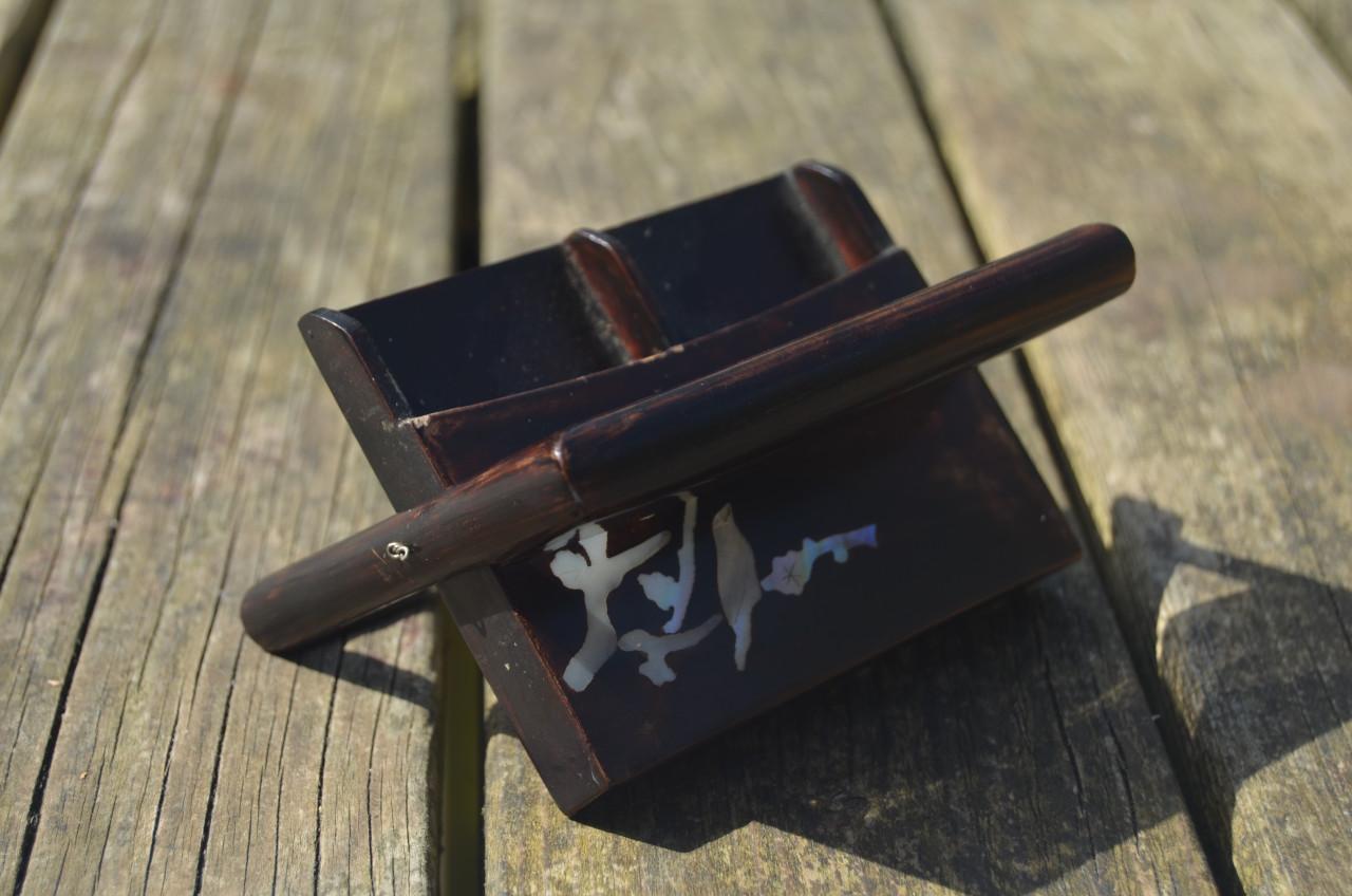 Fraaie rookdoosje ingelegd paarlemoer, bakeliet/plastic