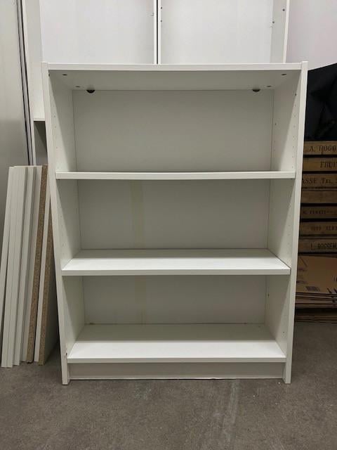 Kasten,  kledingrekken, balie, houten kratten te koop voor kleine prijsjes!