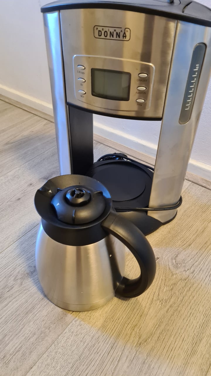 Goed werkend digitaal koffiezetapparaat met thermos
