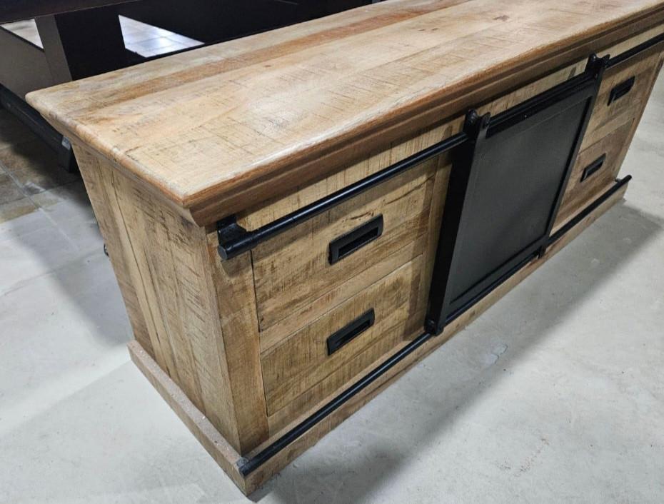 Prachtig mangohouten tv-meubel met afmetingen 140x40x55cm (bxdxh).