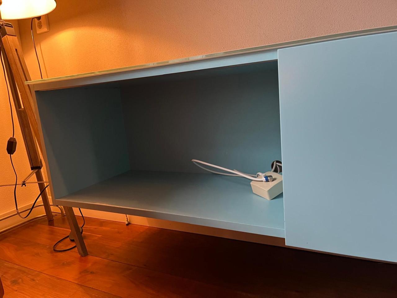 Zwevend houten tv-meubel glazen plaat