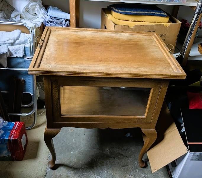 Uit bejaarden inboedel: zeer oud en leuk theekastje