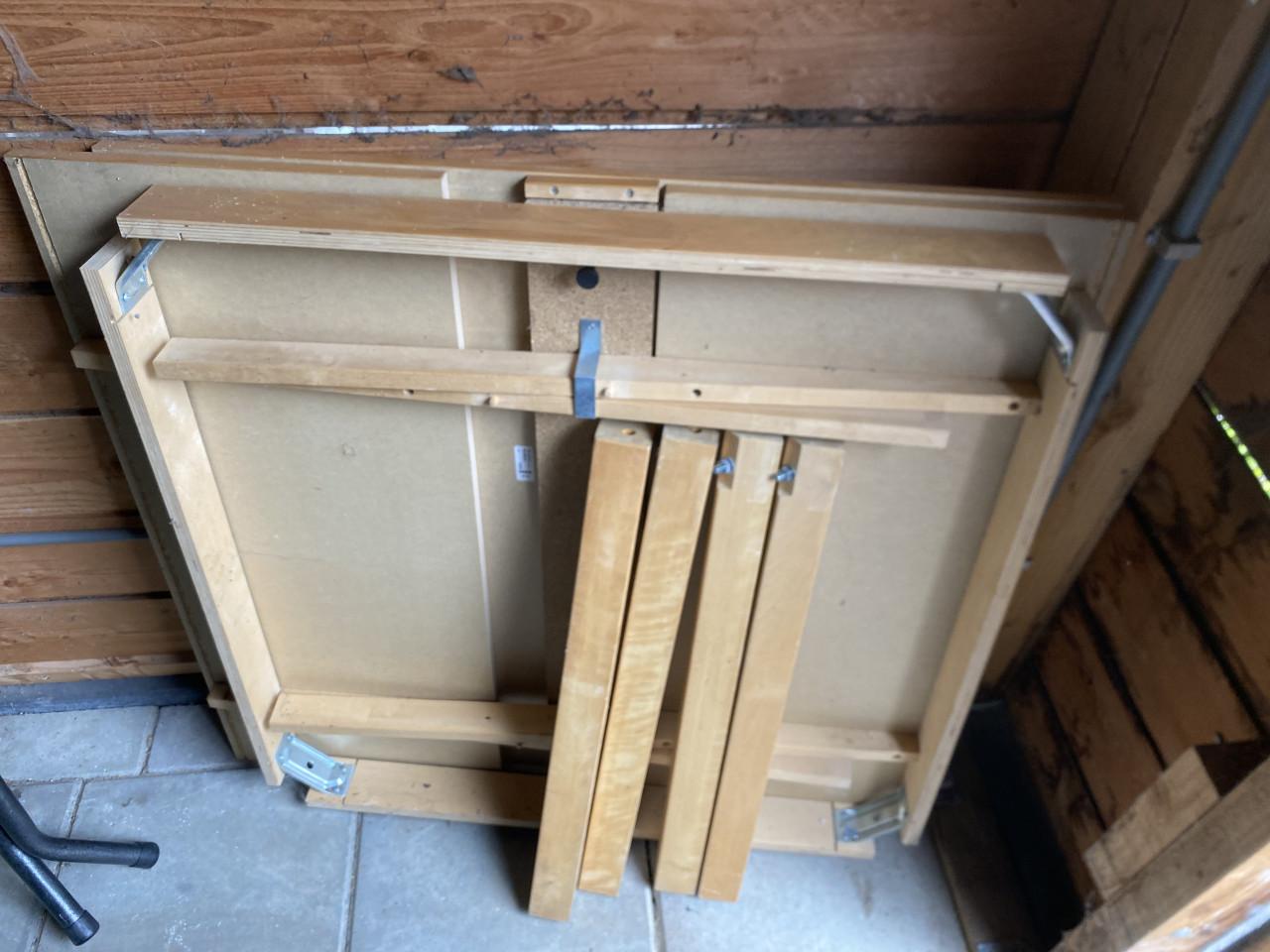 Vierkante uitschuifbare tafel.