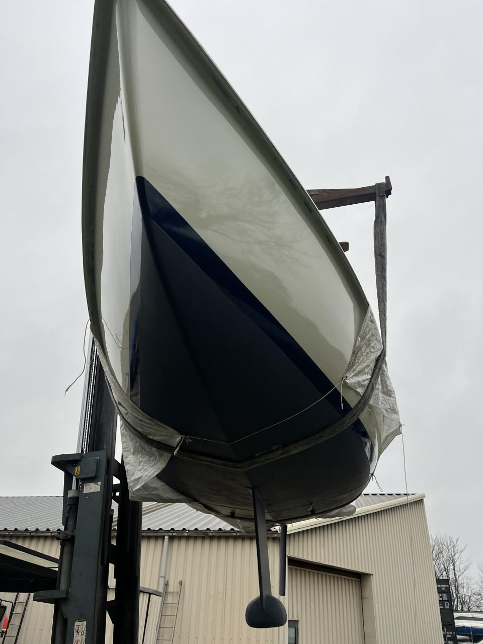 Sportieve open zeilboot met trailer