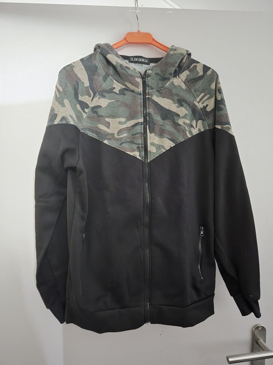 Zwart Slim Horse vest met capuchon met camouflagepatroon . Maat M
