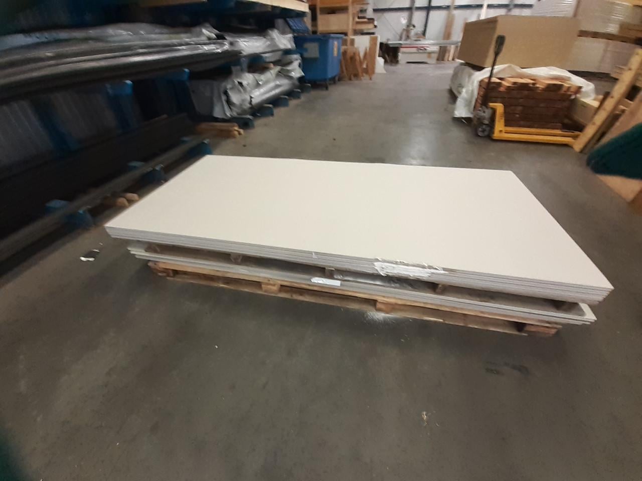 7  gipsplaten 260 x 120 met beschadiging voor 35 euro